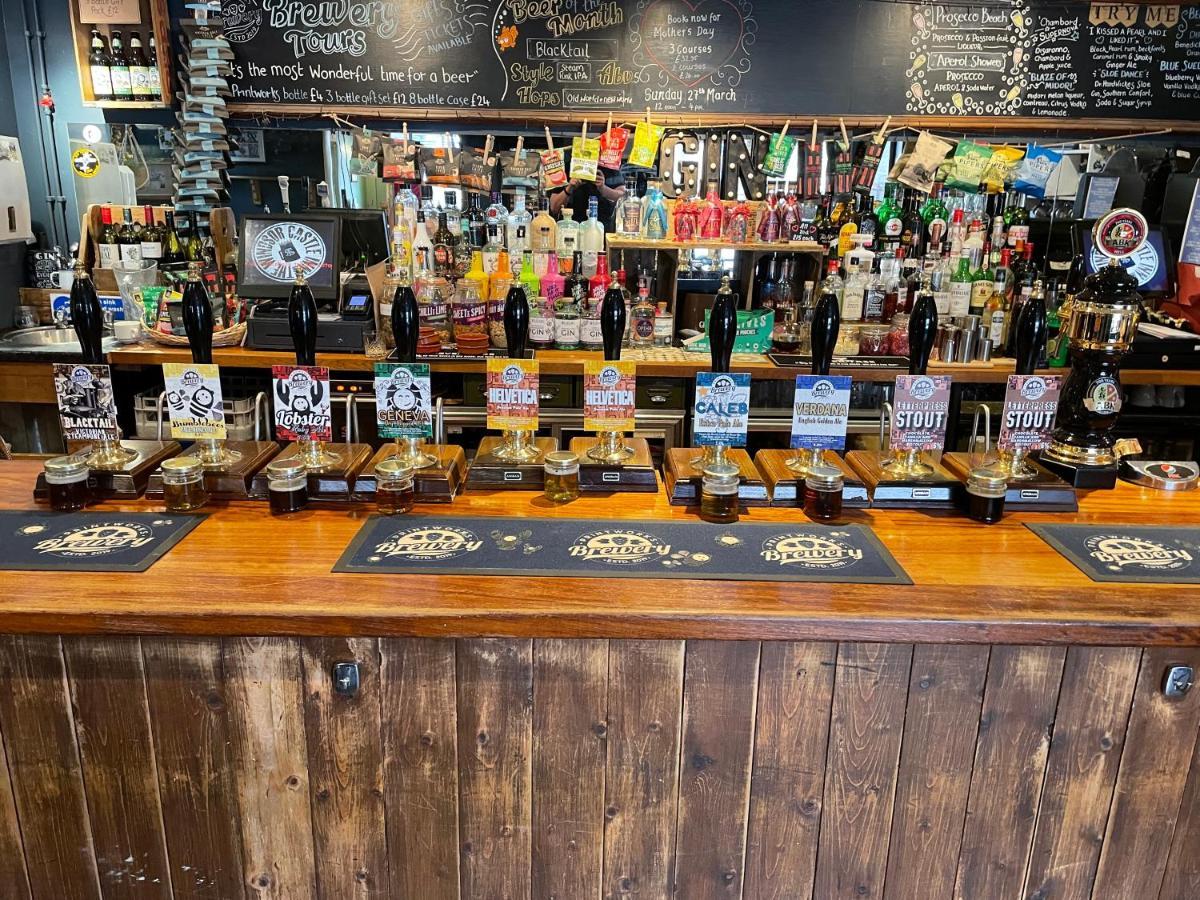 The Windsor Castle Inn Lye Екстериор снимка