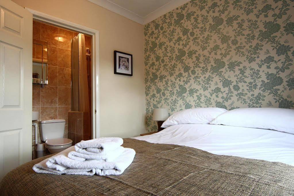 The Windsor Castle Inn Lye Екстериор снимка