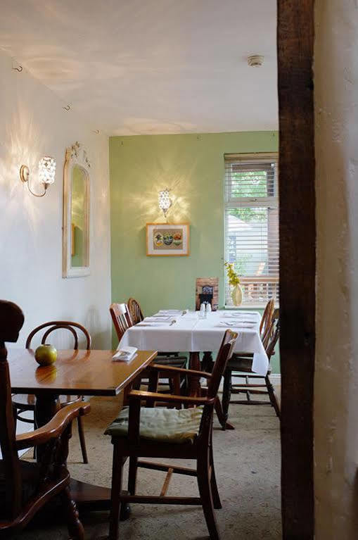 The Windsor Castle Inn Lye Екстериор снимка