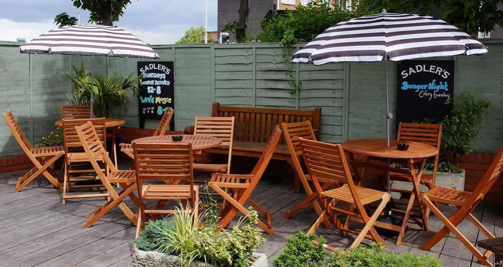 The Windsor Castle Inn Lye Екстериор снимка