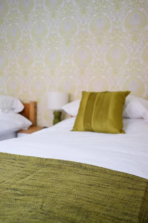 The Windsor Castle Inn Lye Екстериор снимка