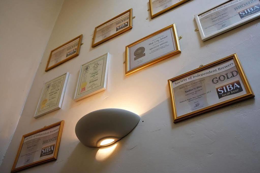 The Windsor Castle Inn Lye Екстериор снимка